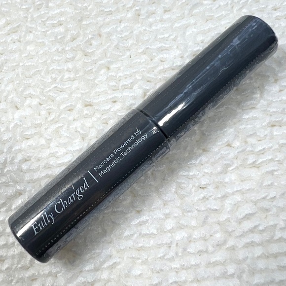 🎁Pick 5 for $25🎁 PÜR Fully Charged Mascara Powered by Magnetic Technology mini - Picture 1 of 5